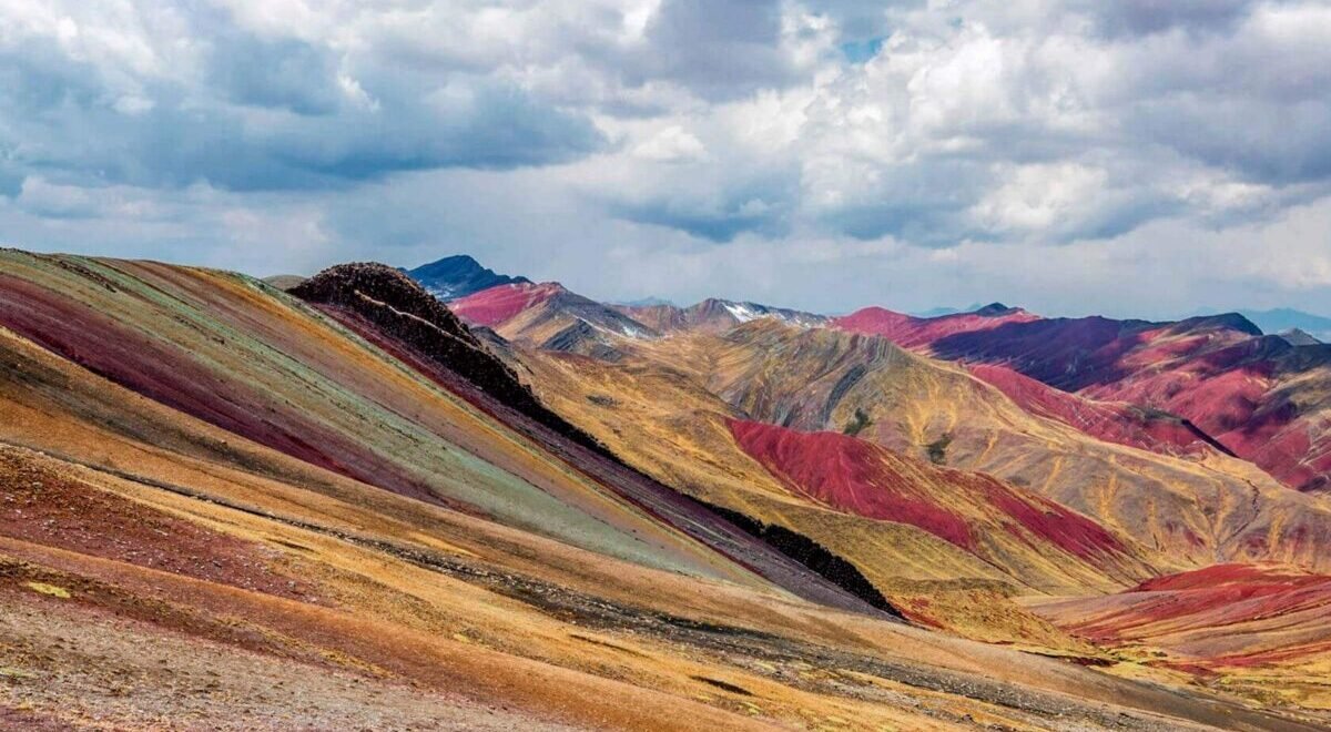 Exclusive 7 Colors Mountain flight in Cusco Andes