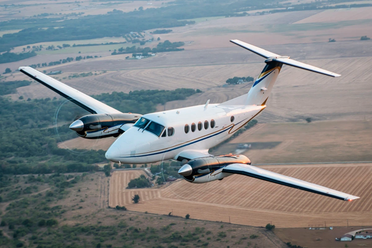 Stable fixed-wing aircraft flight over the Andes